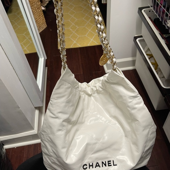 white large Chanel 22 bag with wallet, box, cards, dustbag, &. cleancloth - Picture 4 of 16